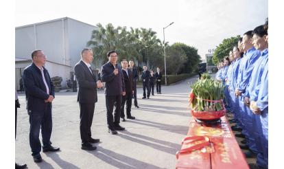 市委書記王進(jìn)足帶隊蒞臨紫山集團慰問春節(jié)期間奮戰(zhàn)在生產(chǎn)線上的一線員工